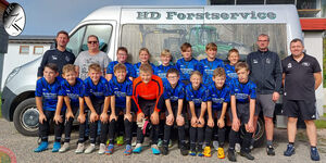 Ein Satz Trikots für die Kickers - HD Forstservice rüstet U13 aus